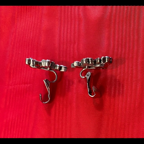 Vintage leaf shaped clip on earrings - Picture 7 of 8